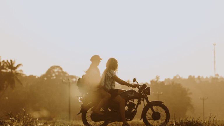 Sri-Lanka-Hirikitiya-Jasper-House-Will-and-bear-motorbike-sunset